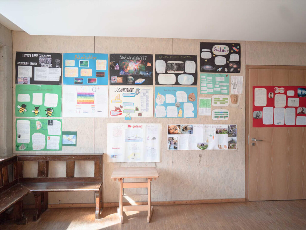 annie-heuser-eindruecke-klassenzimmer-aussen