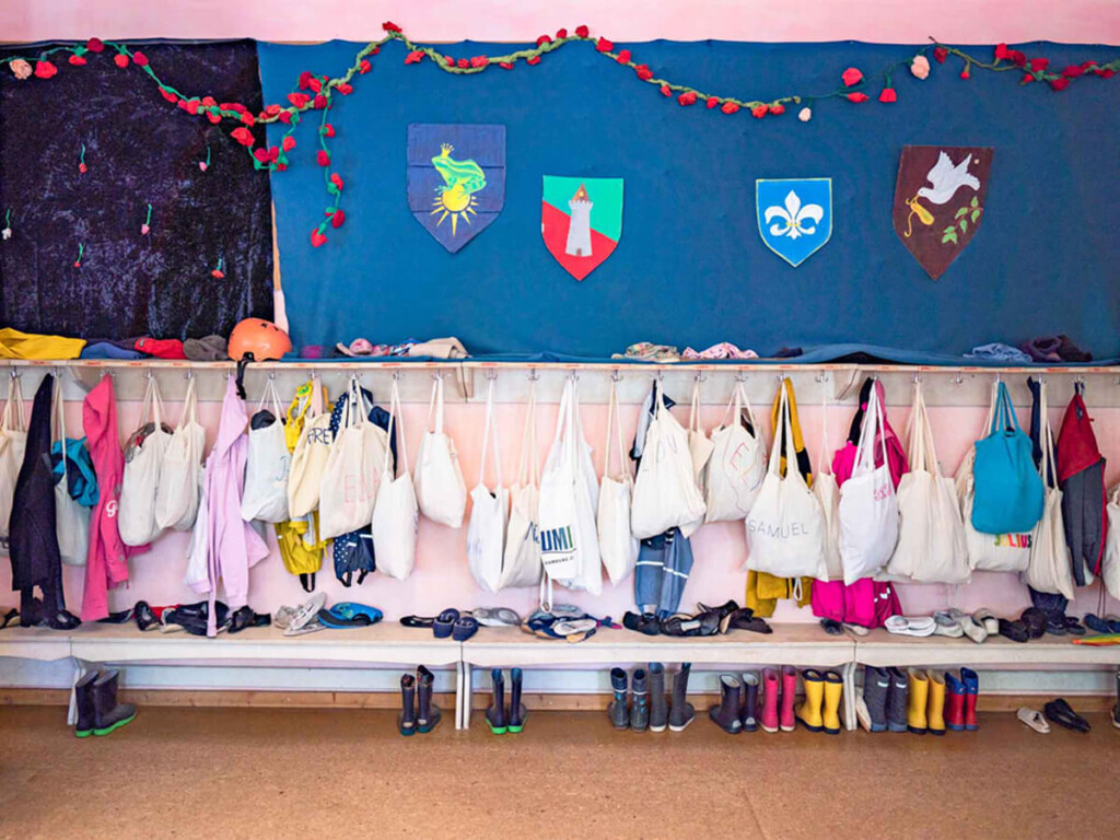 annie-heuser-eindruecke-klassenzimmer-garderobe