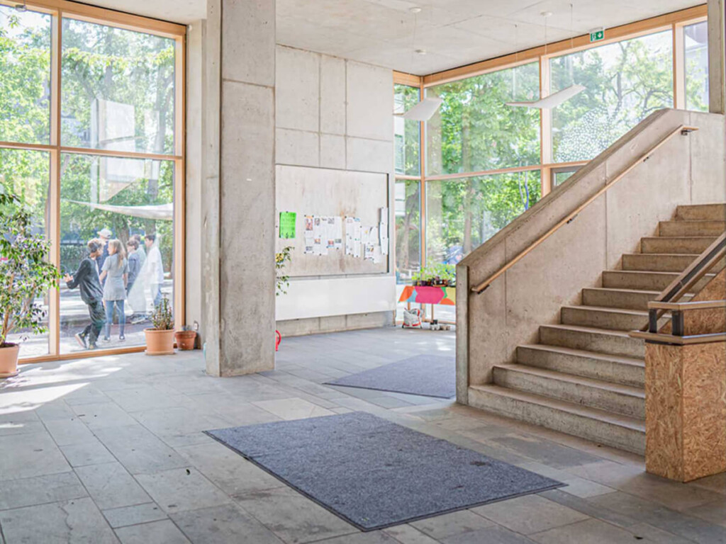 annie-heuser-gebaeude-eingang