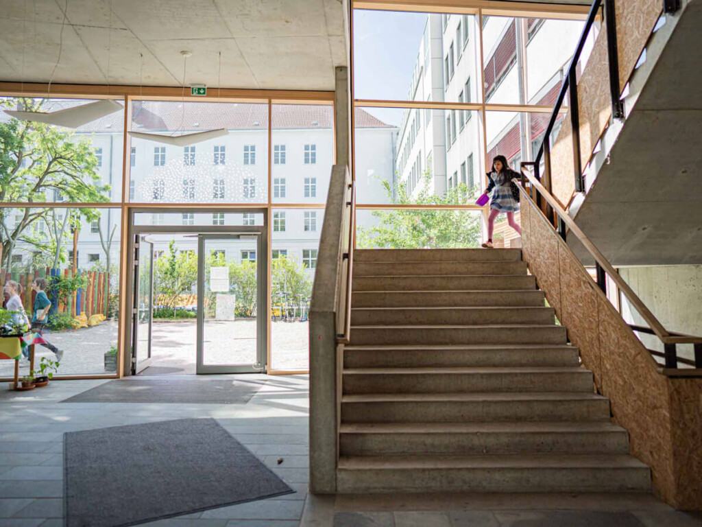 annie-heuser-gebaeude-treppe